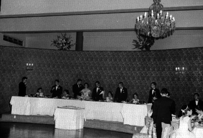 Quinceañera en la mesa de honor durante el banquete en un salón