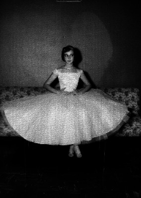 Quinceañera sentada en una sillón, retrato