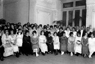 Personas durante un evento social en un salón, retrato