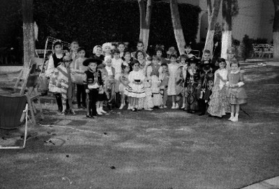 Niños con diferentes disfraces durante un festival en el jardín de una escuela, retrato de grupo