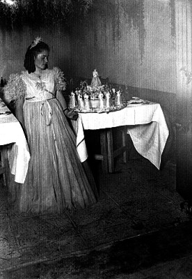 Quinceañera observa un pastel