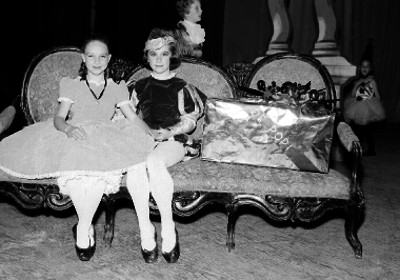 Pareja de niñas disfrazadas de "Romeo y Julieta", durante un fiesta de cumpleaños