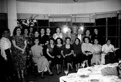 Mujeres de clase media reunidas durante un evento social