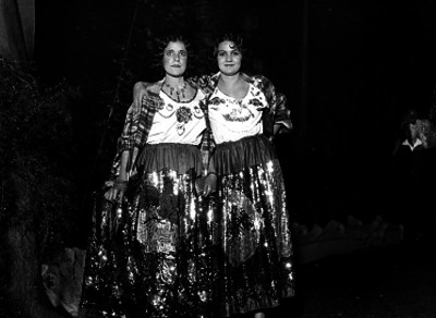 Mujeres con trajes folclóricos en un jardín, retrato
