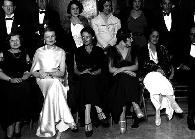 Hombres y mujeres de apariencia elegante durante un evento social, retrato de grupo