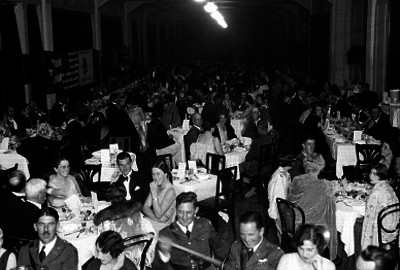 Gente reunida en un restaurante