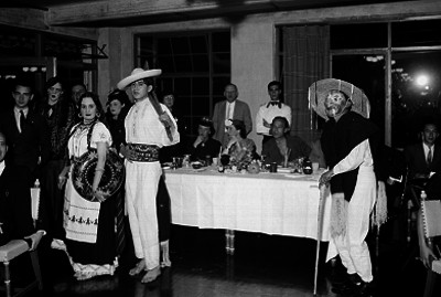 Gente disfrazada durante una reunión en un restaurante
