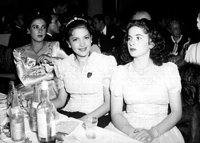 Mujeres durante un evento social, retrato de grupo