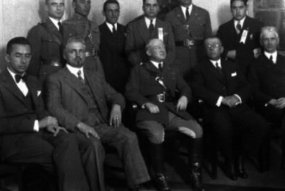 Militares y civiles en el interior de una oficina, retrato de grupo