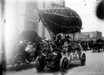 Carro alegórico con un zepelin, durante un desfile