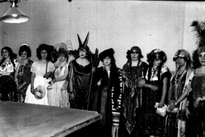 Mujeres asistentes a fiesta de disfraces