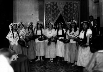 Mujeres con trajes regionales en una estancia, retrato de grupo