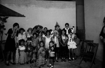 Niños disfrazados durante un carnaval, en un patio, retrato de grupo