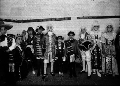 Niños con disfraces y trajes folclóricos, durante un carnaval, retrato de grupo