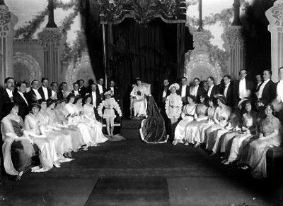 Ceremonia de coronación de Leticia I en un salón, retrato de grupo