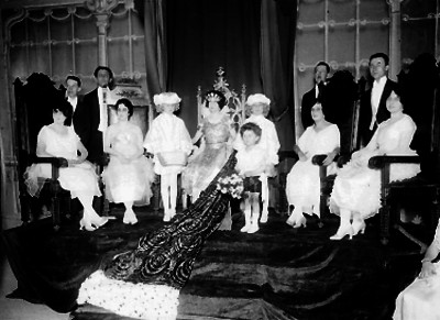 Ceremonia de coronación de una reina en un salón, retrato de grupo