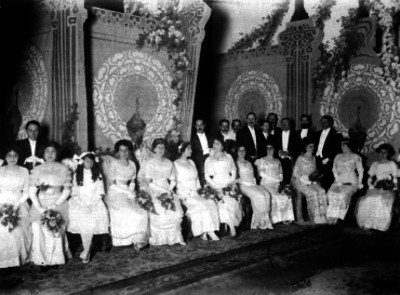 Reina en compañía de sus princesas y chambelanes durante un festejo