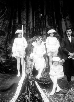Reina edolescente en compañía de sus pajes en un festejo