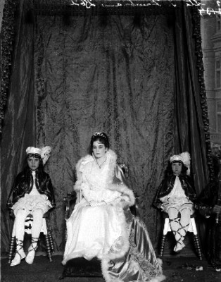 Reina en compañía de sus pajes, retrato de grupo