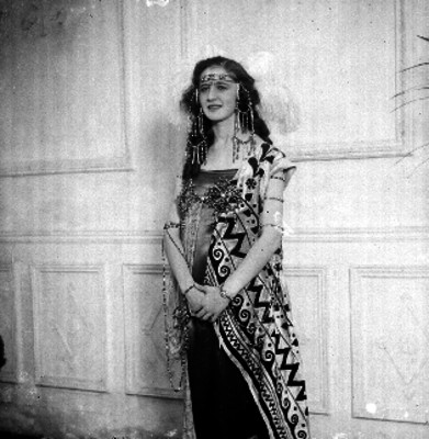 Mujer disfrazada en un baile de carnaval, retrato