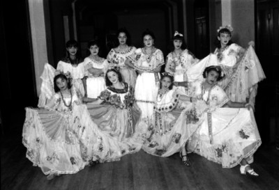 Mujeres vestidas con trajes típicos en una casa durante un carnaval, retrato de grupo