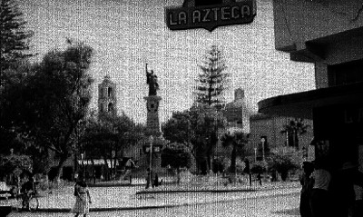 Plaza pública con el monumento a la corregidora Josefa Ortíz de Domínguez en la ciudad de Querétaro