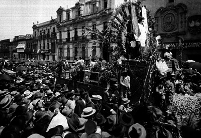 Niños sobre un carro alegórico de carnaval