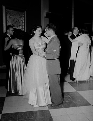 Parejas bailando en un salón probablemente banqueros, en Guadalajara, Jal