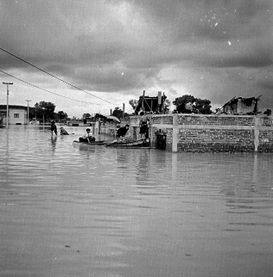 Damnificados subiendo a una azotea durante un inundación