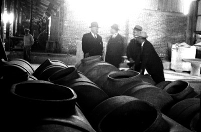 Cortés Herrera y hombres que le acompañan, en el area de almacenamiento de tinacos de asbesto, de la fábrica Eureka