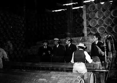PAblo Macías general observando las labores de obreros en la fábrica Eureka