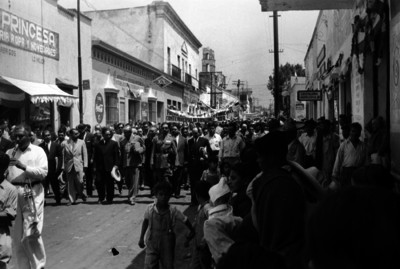 Funcionarios encabezando el desfile de aniversario de la muerte de Emiliano Zapata