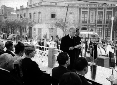 Vicente Lombardo Toledano, Manuel Tello, el embajador ruso, José Mancidor y otras personas, en el teatro Iris, durante una ceremonia de aniversario de la Revolución Rusa