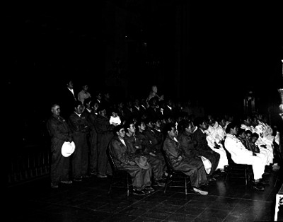 Empleados de la fábrica Bacardí en el interior de la basílica durante una peregrinación de aniversario