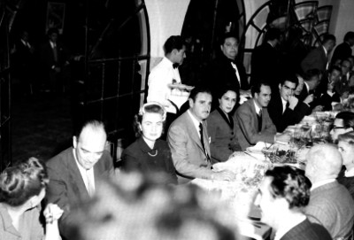 Empresarios disfrutando de un banquete de aniversario en el patio de la fábrica Bacardí