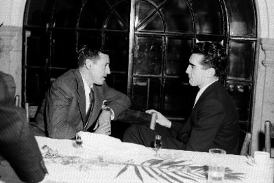 Empresarios conversando durante un banquete de aniversario en el patio de la fábrica Bacardí