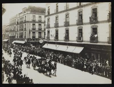 Francisco I Madero transita en un carruaje posterior a su toma de posesión como presidente
