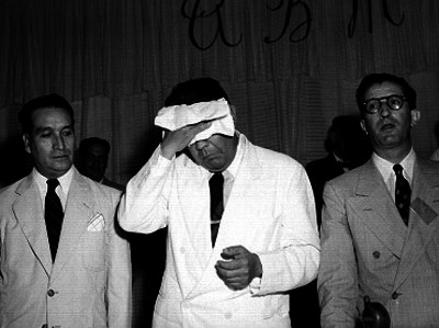 Antonio Carrilo Flores acompañado de funcionarios durante una ceremonia