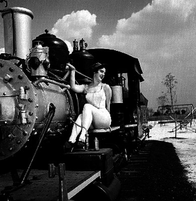 Claudia Célis arriba de un tren instalado en el deportivo Pantaco, retrato