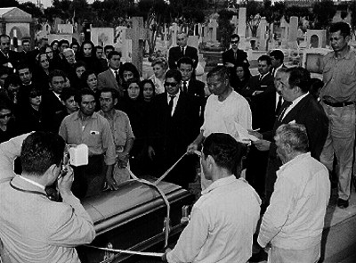 Gente en el fúneral de Manuelito Espejel