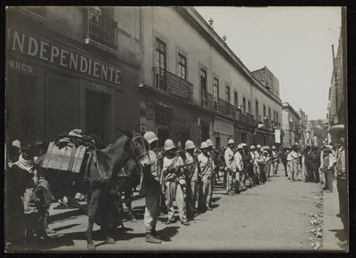 Soldados maderistas en la tercera calle de Dolores