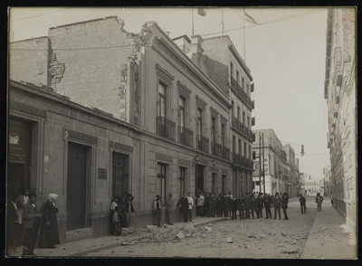 Gente en la esquina de las calles Balderas y Victoria