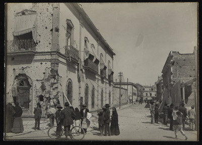 Gente observa daños provocados por la metralla en la esquina de avenida Juárez y Balderas