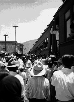 Senador a bordo de ferrocarril ante aglomeación