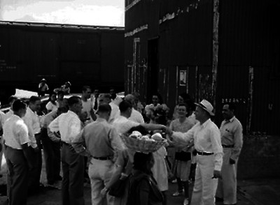 Senadores con lugareños en una estación de ferrocarril