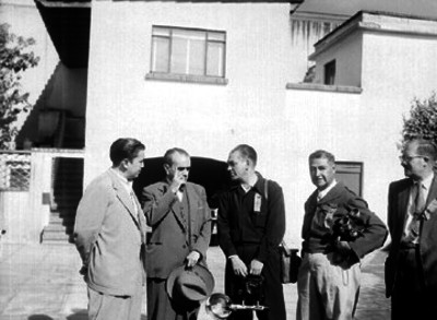Adolfo Ruiz Cortines conversando con camarógrafos en un patio