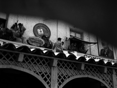 Miguel Alemán Valdés leyendo unos documentos en un balcón durante su gira presidencial en Cuernavaca