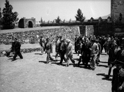 Harry S. Truman acompañado por funcionarios durante un recorrido por el patio de un convento del siglo XVI