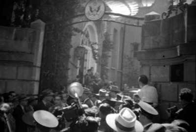 Gente en le entrada de un convento durante la visita de Harry S. Truman al mismo