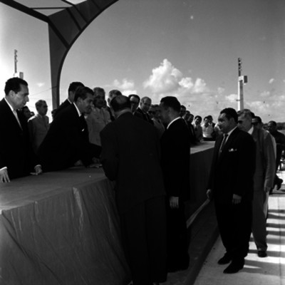 Adolfo López Mateos escuchando a un orador durante una ceremonia de inauguración